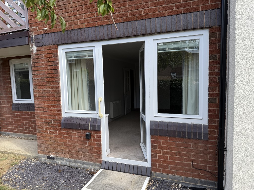 Lot: 96 - GROUND FLOOR ONE-BEDROOM RETIREMENT FLAT - View of flat door leading to living room